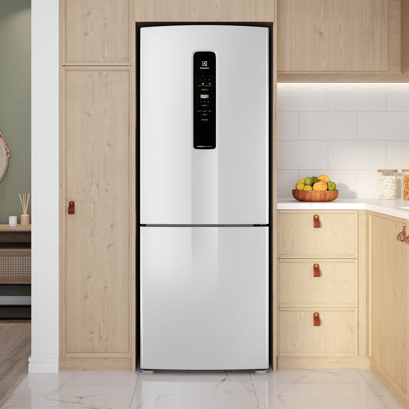 Geladeira-Electrolux-Inverse-Inverter-com-AutoSense-490L-Branca-ambientada